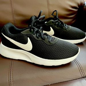 Nike Tanjun Women’s sneakers